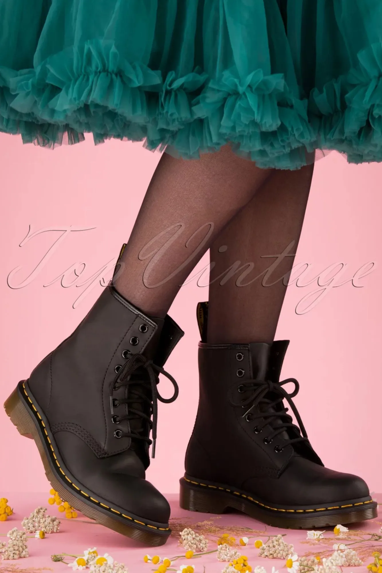 Fashion Dr. Martens 1460 Greasy Enkellaarzen In Zwart