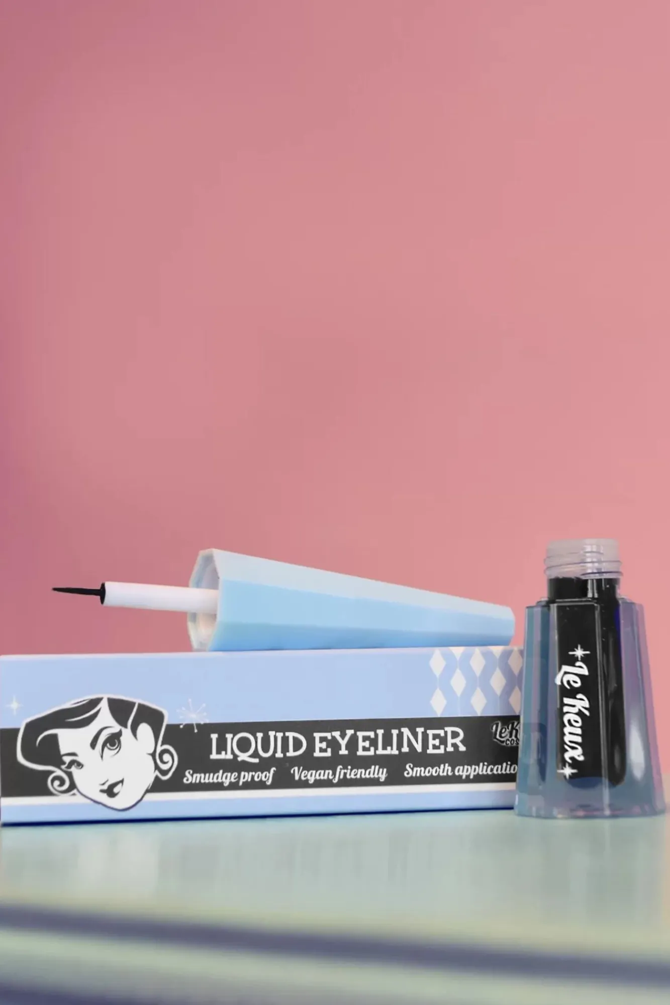 Discount Le Keux Cosmetics Kateye Vloeibare Eyeliner In Zwart